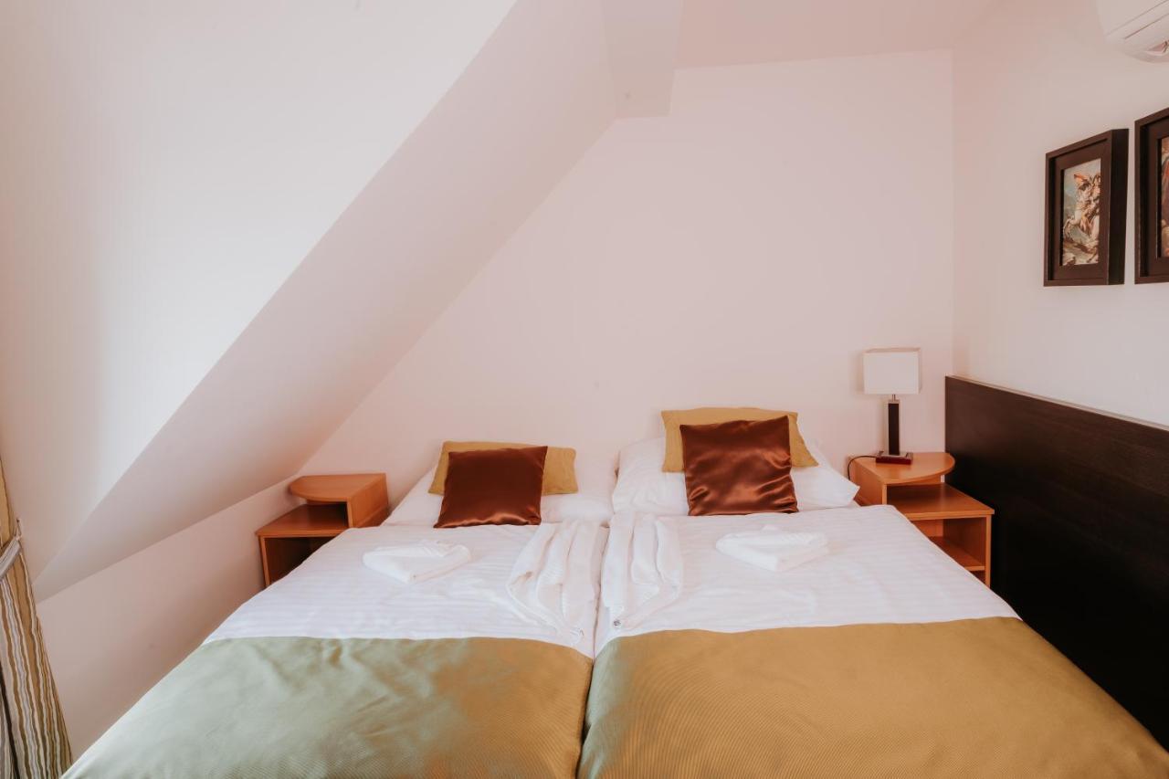 Hotel Bonaparte Kassa Kültér fotó