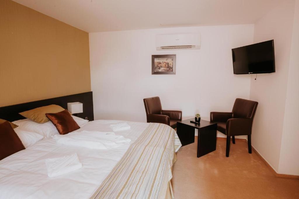 Hotel Bonaparte Kassa Kültér fotó